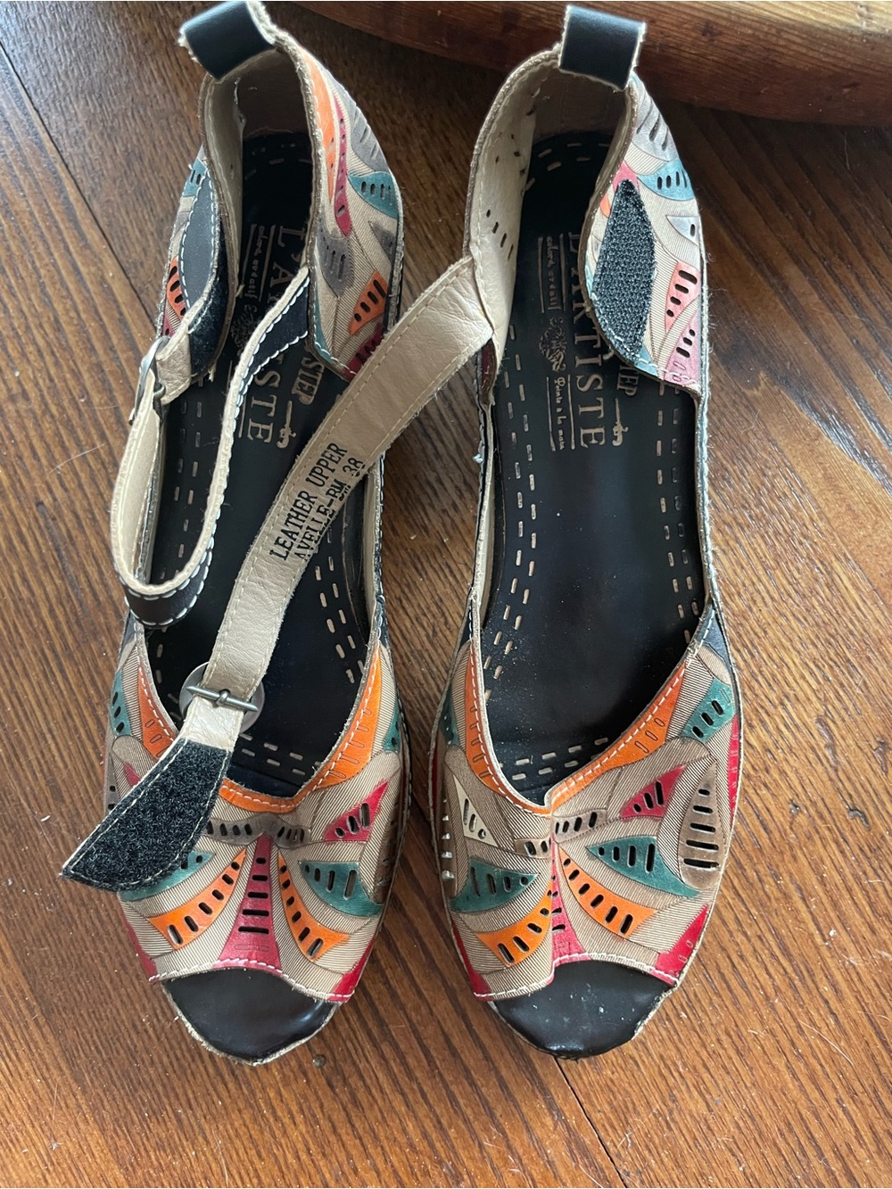 L'Artiste Multicolor Leather T-Strap Sandals with Cutout Design-Like New-38